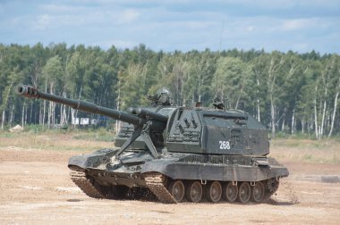 ASKERİ ALABINO, MOSCOW OBLAST, RUSSIA - 24 Ağustos 2017: Rus kendi güdümlü 152 mm howitzer 2S19 