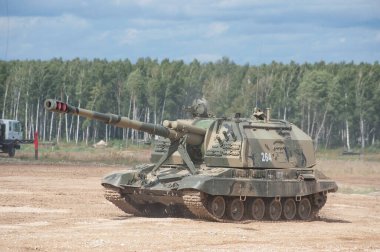 ASKERİ Zemin ALABINO, MOSCOW OBLAST, RUSSIA - 24 Ağustos 2017: The 2S19 