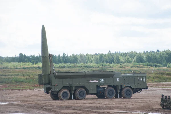 ASKERİ ALABINO, MOSCOW OBLAST, RUSSIA - 24 Ağustos 2017: Rus operasyonel-taktik füze kompleksi Iskander (SS-26 Stone), askeri-teknik forum Army-2017 atış menzilinde yükseltilmiş roket menzili