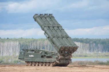 ASKERİ ALABINO, MOSCOW OBLAST, RUSSIA - 24 Ağustos 2017: Yükselen füzeler, teknik forum ARMY-2017 ile S-300 hava savunma füze sisteminin (SA-10 Grumble) Rus izleme aracı