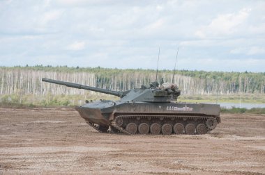 ASKERİ ALABINO, MOSCOW OBLAST, RUSSIA - 24 Ağustos 2017: Uluslararası askeri-teknik forum ARMY-2017 'de kendi kendine çalışan tank imha silahı 2S25 