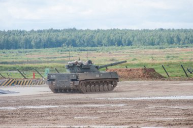 ASKERİ ALABINO, MOSCOW OBLAST, RUSSIA - 24 Ağustos 2017: Otomatik itişli tank imha silahı 2S25 