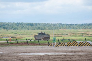 ASKERİ ALABINO, MOSCOW OBLAST, RUSSIA - 24 Ağustos 2017: Otomatik itişli tank imha silahı 2S25 