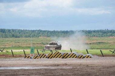 ASKERİ ALABINO, MOSCOW OBLAST, RUSSIA - 24 Ağustos 2017: Öz güdümlü tank imha silahı 2S25 