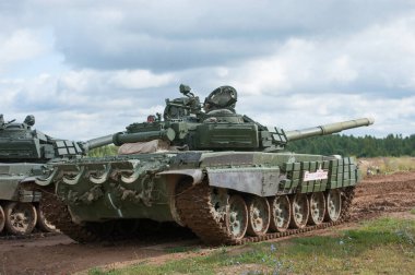 ASKERİ ALABINO, MOSCOW OBLAST, RUSSIA - 24 Ağustos 2017: Menzilinde dinamik zırhı olan ana Rus tankı T-72B, uluslararası askeri-teknik forum Ordu-2017