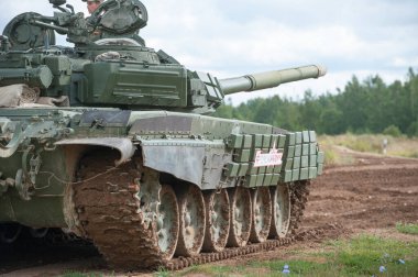 ASKERİ ALABINO, MOSCOW OBLAST, RUSSIA - 24 Ağustos 2017: Menzilinde dinamik zırhlı ana Rus tankı T-72B, uluslararası askeri-teknik forum Army-2017