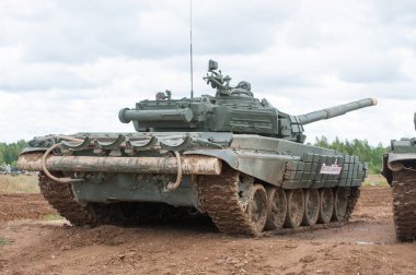 ASKERİ ALABINO, MOSCOW OBLAST, RUSSIA - 24 Ağustos 2017: Menzilinde dinamik zırhlı Rus ana tankı T-72B, uluslararası askeri-teknik forum Ordu-2017, doğru görüş