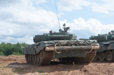 ASKERİ ALABINO, MOSCOW OBLAST, RUSSIA - 24 Ağustos 2017: Rus ana tankı T-72B menzilinde dinamik zırh, uluslararası askeri-teknik forum Ordu-2017, dikiz görüşü