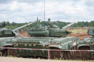 ASKERİ ALABINO, MOSCOW OBLAST, RUSSIA - 24 Ağustos 2017: Rus ana tankları T-72B3 Alabino, uluslararası askeri-teknik forum ARMY-2017, dikiz görüşü