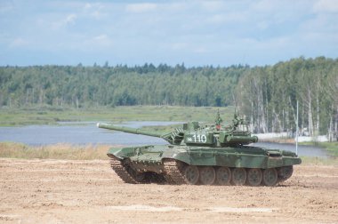 ASKERİ ALABINO, MOSCOW OBLAST, RUSSIA - 24 Ağustos 2017: Rus modernize edilmiş ana t-72B3 tankı Alabino test sahasında, uluslararası askeri-teknik forum ARMY-2017, yan görüş