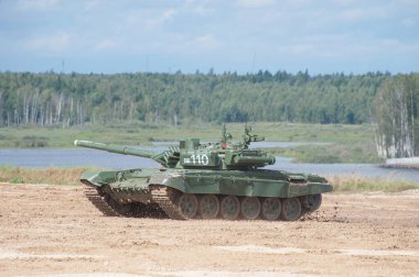 ASKERİ ALABINO, MOSCOW OBLAST, RUSSIA - 24 Ağustos 2017: Rus modernize edilmiş ana t-72B3 tankı Alabino test sahasında, uluslararası askeri-teknik forum ARMY-2017