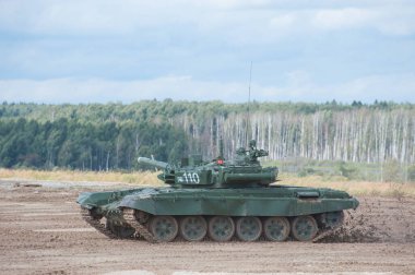 ASKERİ ALABINO, MOSCOW OBLAST, RUSSIA - 24 Ağustos 2017: Alabino test sahasında hareket halindeki Rus ana T-72B3 tankı, uluslararası askeri-teknik forum ARMY-2017, yan görüş