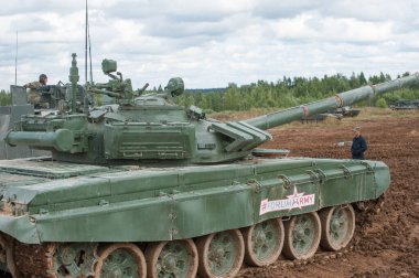 ASKERİ ALABINO, MOSCOW OBLAST, RUSSIA - 24 Ağustos 2017: Rus ana modernize edilmiş t-72B3 tankı Alabino 'da duruyor, uluslararası askeri-teknik forum ARMY-2017