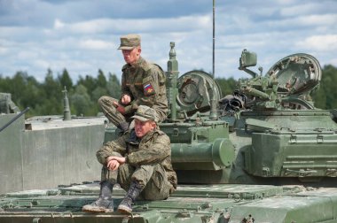 ASKERİ ALABINO, MOSCOW OBLAST, RUSSIA - 24 Ağustos 2017: Rus tankerleri Moskova bölgesindeki Alabino test sahası, uluslararası askeri-teknik forum ARMY-2017