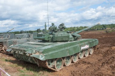 ASKERİ ALABINO, MOSCOW OBLAST, RUSSIA - 24 Ağustos 2017: Dinamik zırhlı Rus ana tankı T-72B3 Alabino, uluslararası askeri-teknik forum ARMY-2017