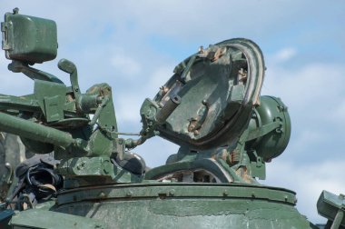 ASKERİ ALABINO, MOSCOW OBLAST, RUSSIA - 24 Ağustos 2017: Alabino test sahasındaki Rus T-72B3 tankı komutanının kapağı, uluslararası askeri-teknik forum ARMY-2017, yan görüş