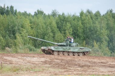 ASKERİ ALABINO, MOSCOW OBLAST, RUSSIA - 24 Ağustos 2017: Rus ana tankı T-72B3, Moskova bölgesindeki Alabino çöp sahası, uluslararası askeri-teknik forum ARMY-2017