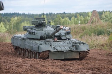 ASKERİ ALABINO, MOSCOW OBLAST, RUSSIA - 24 Ağustos 2017: Rus ana gaz türbin tankı T-80U uluslararası askeri-teknik forum ARMY-2017 'nin off-road boyunca ilerliyor, ön görüş