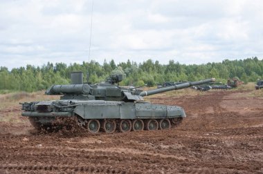 ASKERİ ALABINO, MOSCOW OBLAST, RUSSIA - 24 Ağustos 2017: Rus ana gaz türbini savaş tankı T-80U uluslararası askeri-teknik forum Ordu-2017 'de off-road yaptı