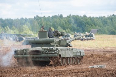 ASKERİ ALABINO, MOSCOW OBLAST, RUSSIA - 24 Ağustos 2017: Rus doğalgaz türbini ana savaş tankı T-80U uluslararası askeri-teknik forum ARMY-2017 'de off-road at