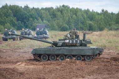 ASKERİ ALABINO, MOSCOW OBLAST, RUSSIA - 24 Ağustos 2017: Rus doğalgaz türbini ana savaş tankı T-80U uluslararası askeri-teknik forum Ordu-2017 'de, soldan görüş