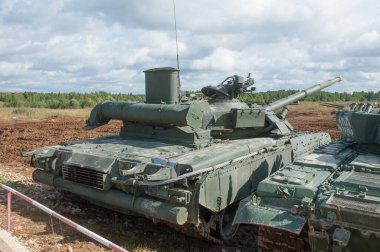 ASKERİ ALABINO, MOSCOW OBLAST, RUSSIA - 24 Ağustos 2017: Rus ana gaz türbin tankı T-80U bölgede duruyor, uluslararası askeri-teknik forum ARMY-2017, yan görüş