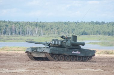 ASKERİ ALABINO, MOSCOW OBLAST, RUSSIA - 24 Ağustos 2017: Rus ana gaz türbini savaş tankı T-80 uluslararası askeri-teknik forumda hareket halinde