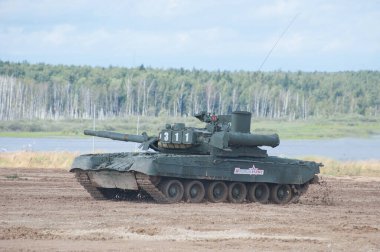 ASKERİ ALABINO, MOSCOW OBLAST, RUSSIA - 24 Ağustos 2017: Rus ana gaz türbini savaş tankı T-80 uluslararası askeri-teknik forumda, yan görüş