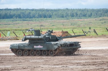 ASKERİ ALABINO, MOSCOW OBLAST, RUSSIA - 24 Ağustos 2017: Rus savaş tankı T-80 uluslararası askeri-teknik forumda, dikiz görüşü