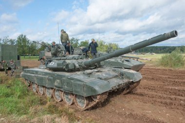 ASKERİ ALABINO, MOSCOW OBLAST, RUSSIA - 24 Ağustos 2017: Tankerleri olan yeni Rus savaş tankı T-90 