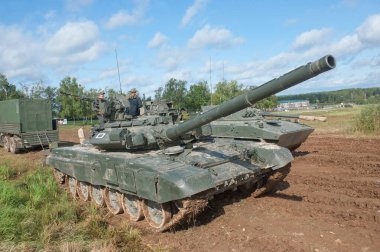 ASKERİ ALABINO, MOSCOW OBLAST, RUSSIA - 24 Ağustos 2017: Yeni Rus ana savaş tankı T-90 