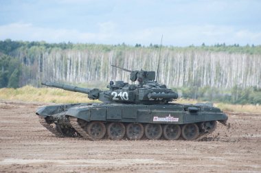 ASKERİ ALABINO, MOSCOW OBLAST, RUSSIA - 24 Ağustos 2017: Uluslararası askeri-teknik forumda ana yeni Rus savaş tankı T-90 Vladimir