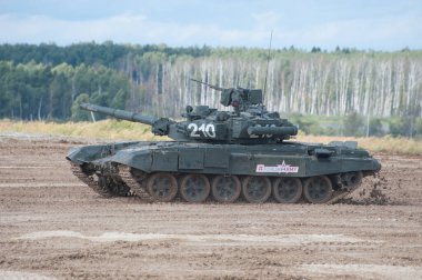 ASKERİ ALABINO, MOSCOW OBLAST, RUSSIA - 24 Ağustos 2017: Uluslararası askeri-teknik konferansta hareket halindeki ana yeni Rus savaş tankı T-90 Vladimir