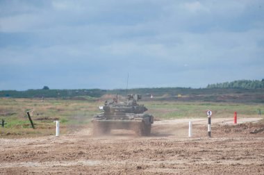 ASKERİ ALABINO, MOSCOW OBLAST, RUSSIA - 24 Ağustos 2017: Yeni ana Rus savaş tankı T-90 