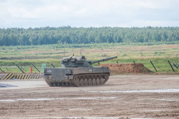 ミリタリーグラウンドアラビノ モスクワオブラスト ロシア 2017年8月24日 国際軍事技術フォーラムArmy 2017での自走式駆逐戦車対戦車ランディングガン2S25 Sprut リアビュー ストック画像