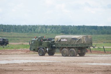 ASKERİ ALABINO, MOSCOW OBLAST, RUSSIA - 24 Ağustos 2017: Rus askeri kargo aracı BAZ-6402 yüksek ülke çapındaki arazi doldurma Alabino, uluslararası askeri-teknik forum Ordu-2017