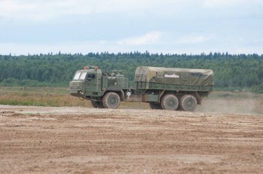 ASKERİ ALABINO, MOSCOW OBLAST, RUSSIA - 24 Ağustos 2017: Rus askeri kamyonu BAZ-6402 yüksek kros Alabino, uluslararası askeri-teknik forum Ordu-2017