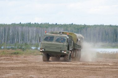 ASKERİ ALABINO, MOSCOW OBLAST, RUSSIA - 24 Ağustos 2017: Rus askeri kamyonu BAZ-6402 Alabino çöp sahasına ilerliyor, uluslararası askeri-teknik forum Ordu-2017, cephe manzarası