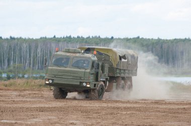 ASKERİ ALABINO, MOSCOW OBLAST, RUSSIA - 24 Ağustos 2017: Rus askeri kamyonu BAZ-6402 