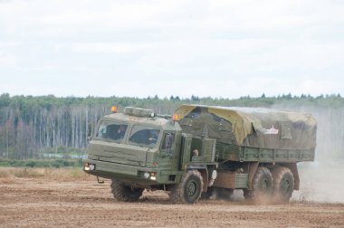 ASKERİ ALABINO, MOSCOW OBLAST, RUSSIA - 24 Ağustos 2017: Rus askeri kamyonu BAZ-6402 Alabino sahasında, uluslararası askeri-teknik forum ARMY-2017, ön görüş