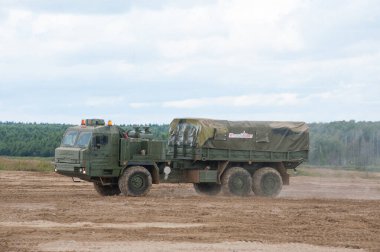 ASKERİ ALABINO, MOSCOW OBLAST, RUSSIA - 24 Ağustos 2017: Rus askeri kamyonu BAZ-6402 Alabino sahasında, uluslararası askeri-teknik forum ARMY-2017, yan görüş