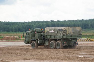 ASKERİ ALABINO, MOSCOW OBLAST, RUSSIA - 24 Ağustos 2017: Rus askeri kamyonu BAZ-6402 Alabino sahasında, uluslararası askeri-teknik forum ARMY-2017, dikiz görüşü
