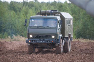 ASABINO, MOSCOW OBLAST, RUSSIA - 24 Ağustos 2017: KAMAZ-43501 temel alınarak Rus askeri ambulansı AS4350 off-road, ön görüş, uluslararası askeri forum ARMY-2017