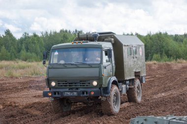 ASABINO, MOSCOW OBLAST, RUSSIA - 24 Ağustos 2017: KAMAZ-43501 temel alınarak Rus askeri aracı AS4350 arazi dolgusu, cephe görünümü, uluslararası forum Army-2017