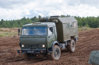 ASKERİ ALABINO, MOSCOW OBLAST, RUSSIA - 24 Ağustos 2017: KAMAZ-43501 temel alınarak Rus askeri ambulansı AS4350 off-road, uluslararası askeri-teknik forum ARMY-2017