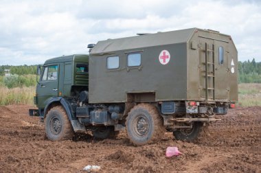ASABINO, MOSCOW OBLAST, RUSSIA - 24 Ağustos 2017: KAMAZ-43501 temel alınarak Rus askeri aracı AS4350 arazi dolgusu, yan görüş, uluslararası forum Army-2017