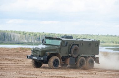 ALABINO, MOSCOW OBLAST, RUSSIA - 24 Ağustos 2017: Rus zırhlı askeri kamyonu Ural-4320VV Alabino, uluslararası askeri-teknik forum Ordu-2017 çöp sahası
