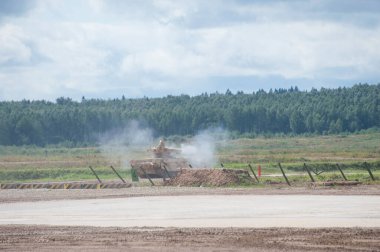 ASKERİ ALABINO, MOSCOW OBLAST, RUSSIA - 24 Ağustos 2017: Rus savaş aracı destek tankları BMPT 