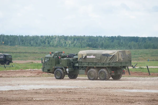 ASKERİ ALABINO, MOSCOW OBLAST, RUSSIA - 24 Ağustos 2017: Rus askeri kargo aracı BAZ-6402 yüksek ülke çapındaki arazi doldurma Alabino, uluslararası askeri-teknik forum Ordu-2017