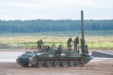 ASKERİ Zemin ALABINO, MOSCOW OBLAST, RUSSIA - 24 Ağustos 2017: Sovyet özgüdümlü 240 mm havan topu 2S4 Tyulpan (nesne 240) uluslararası askeri-teknik foruma ateş etmeye hazırlanıyor.